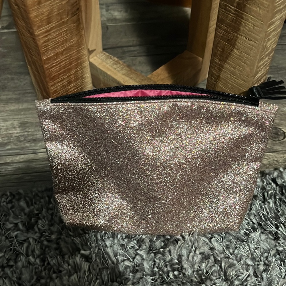 Ipsy makeup bag
#7-26